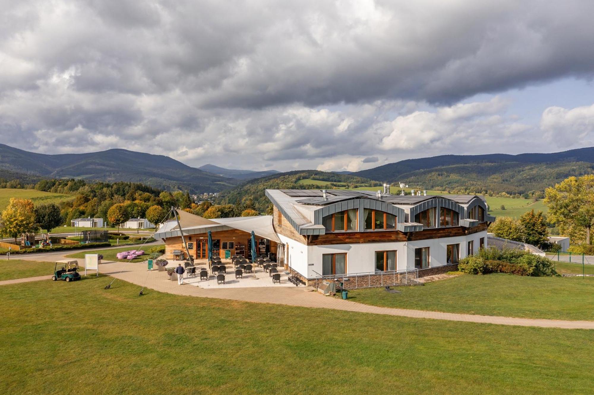 Grund Resort Golf And Ski Mladé Buky Exterior foto