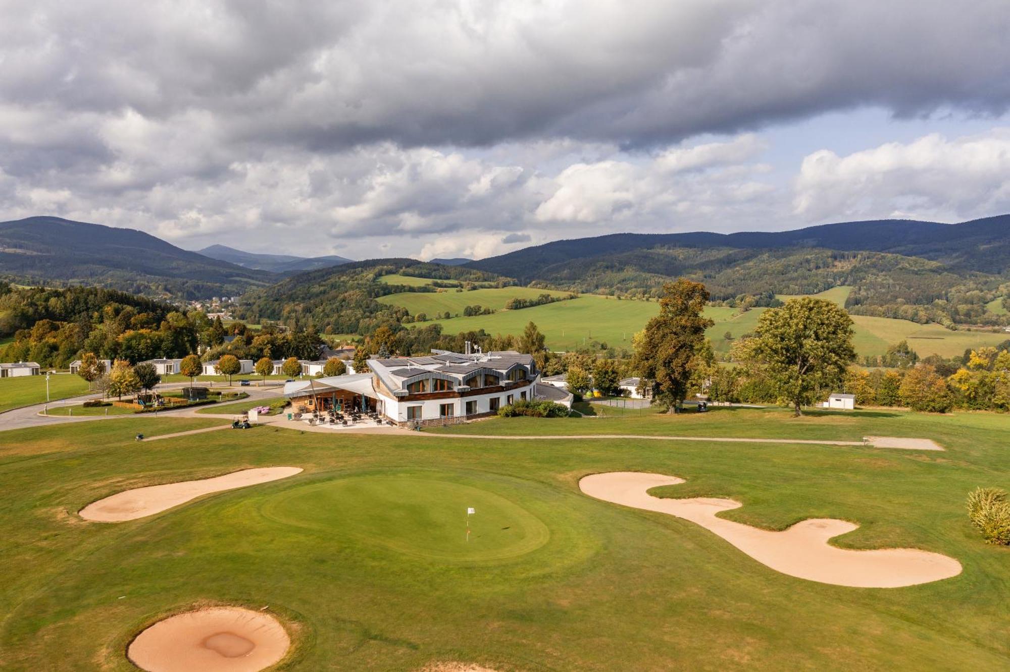 Grund Resort Golf And Ski Mladé Buky Exterior foto